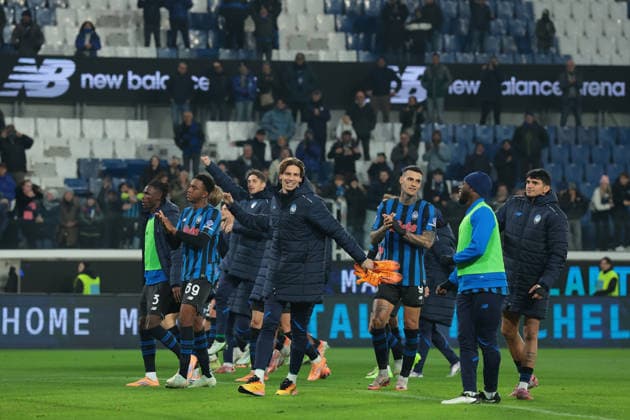 Bergamo, Italy, 3rd December 2025. Atalanta BC players salute the fans following the final whistle of the Atalanta vs Genoa Coppa Italia match at New Balance Arena, Bergamo. Picture credit should read: Jonathan Moscrop Sportimage EDITORIAL USE ONLY. No use with unauthorised audio, video, data, fixture lists, club league logos or live services. Online in-match use limited to 120 images, no video emulation. No use in betting, games or single club league player publications. SPI_109_JM_ATALANTA_GENOA_CI SPI-4320-0109