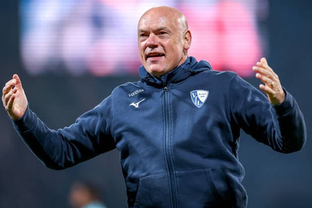 03 12 2025, Football, DFB Cup, VfL Bochum VfB Stuttgart, Round of 16, Vonovia Ruhrstadion, Season 2025 2026 Head coach Uwe Rösler VfL Bochum hc wildly gesticulating and cheering on the fans in the stands before the game DFB regulations prohibit any use of photographs as image sequences and or quasi video North Rhine-Westphalia Germany