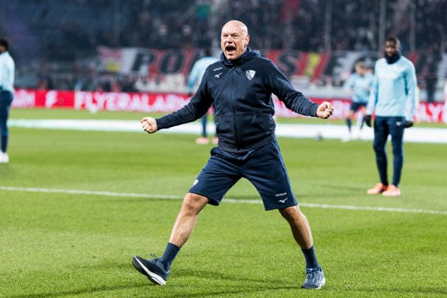 DFB Pokal, VfL Bochum VfB Stuttgart 03 12 2025 Uwe Rösler Coach VfL Bochum cheers on the fans before the match DFB Pokal Round of 16, VfL Bochum VfB Stuttgart, VONONVIA Ruhrstadion on 03 12 2025 DFB REGULATIONS PROHIBIT ANY USE OF PHOTOGRAPHS AS IMAGE SEQUENCES AND OR QUASI VIDEO Copyright: xBEAUTIFULxSPORTS Wunderlx