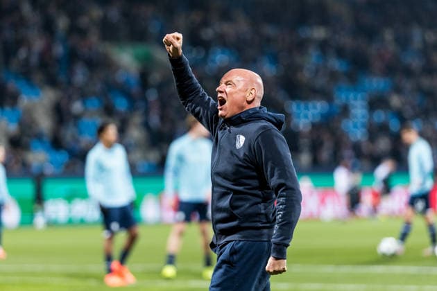 DFB Pokal, VfL Bochum VfB Stuttgart 03 12 2025 Uwe Rösler Coach VfL Bochum cheers on the fans before the match DFB Pokal Round of 16, VfL Bochum VfB Stuttgart, VONONVIA Ruhrstadion on 03 12 2025 DFB REGULATIONS PROHIBIT ANY USE OF PHOTOGRAPHS AS IMAGE SEQUENCES AND OR QUASI VIDEO Copyright: xBEAUTIFULxSPORTS Wunderlx