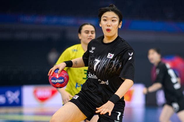 DORTMUND, GERMANY - 3 DECEMBER, 2025: Lee Wonjung - Women s Handball World Championship, WM, Weltmeisterschaft 2025 Brazil vs South Korea at Westfallenhalle.  Copyright: xVitaliixKliuievx