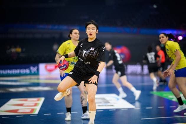 DORTMUND, GERMANY - 3 DECEMBER, 2025: Lee Wonjung - Women s Handball World Championship, WM, Weltmeisterschaft 2025 Brazil vs South Korea at Westfallenhalle.  Copyright: xVitaliixKliuievx