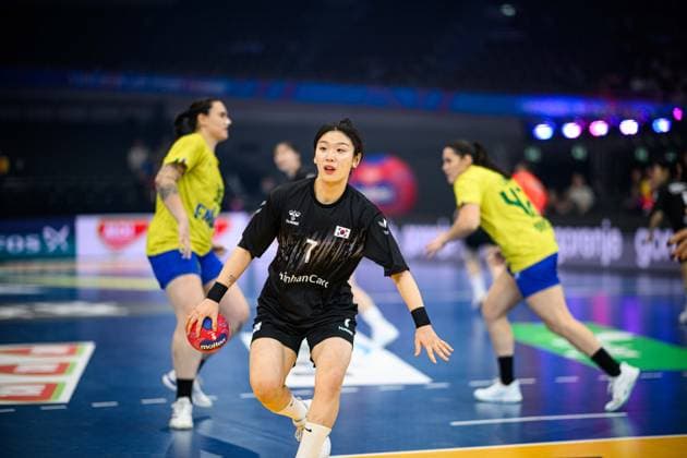 DORTMUND, GERMANY - 3 DECEMBER, 2025: Lee Wonjung - Women s Handball World Championship, WM, Weltmeisterschaft 2025 Brazil vs South Korea at Westfallenhalle.  Copyright: xVitaliixKliuievx