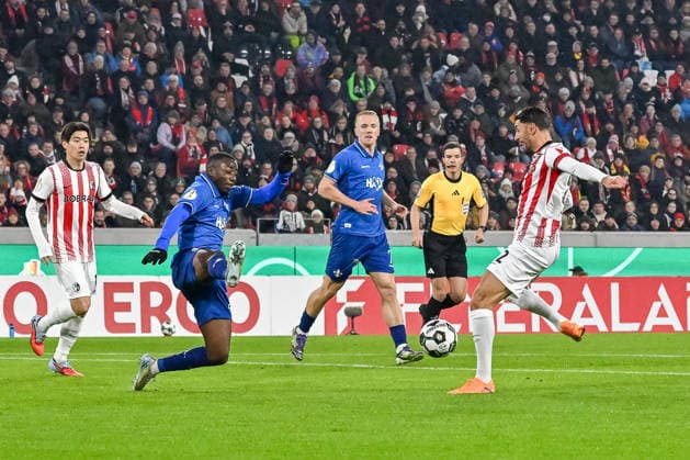 Vincenzo Grifo SC Freiburg, 32 in front of Patric Pfeiffer SV Darmstadt 98, 06 GER, SC Freiburg SV Darmstadt 98, Football, DFB Pokal, Round of 16, Season 2025 2026, 03 12 2025 DFB REGULATES PROHIBIT ANY USE OF PHOTOGRAPHS AS IMAGE SEQUENCES AND OR QUASI VIDEO GER, SC Freiburg SV Darmstadt 98, Football, DFB Pokal, Round of 16, Season 2025 2026, 03 12 2025 Freiburg Copyright: xEibner-Pressefoto ThomasxHessx EP_THS