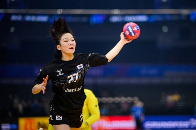 DORTMUND, GERMANY - 3 DECEMBER, 2025: Jeon Jiyeon - Women s Handball World Championship, WM, Weltmeisterschaft 2025 Brazil vs South Korea at Westfallenhalle.  Copyright: xVitaliixKliuievx