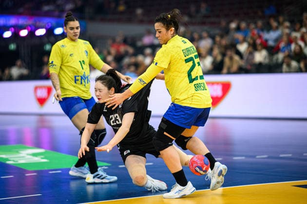 DORTMUND, GERMANY - 3 DECEMBER, 2025: Song Jieun, Guarieiro Giulia - Women s Handball World Championship, WM, Weltmeisterschaft 2025 Brazil vs South Korea at Westfallenhalle.  Copyright: xVitaliixKliuievx