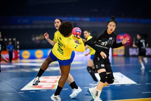 DORTMUND, GERMANY - 3 DECEMBER, 2025: Cristina Oliveira Fernandes Mariane, Gim Boeun - Women s Handball World Championship, WM, Weltmeisterschaft 2025 Brazil vs South Korea at Westfallenhalle.  Copyright: xVitaliixKliuievx