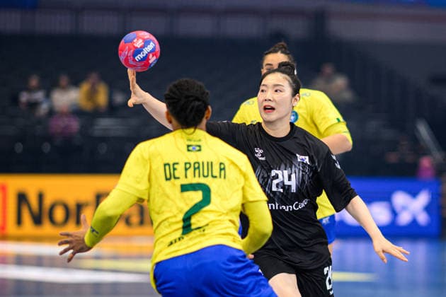 DORTMUND, GERMANY - 3 DECEMBER, 2025: Hur Youjin - Women s Handball World Championship, WM, Weltmeisterschaft 2025 Brazil vs South Korea at Westfallenhalle.  Copyright: xVitaliixKliuievx