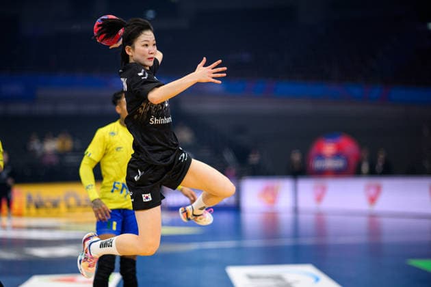 DORTMUND, GERMANY - 3 DECEMBER, 2025: Jeon Jiyeon - Women s Handball World Championship, WM, Weltmeisterschaft 2025 Brazil vs South Korea at Westfallenhalle.  Copyright: xVitaliixKliuievx