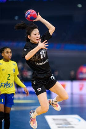 DORTMUND, GERMANY - 3 DECEMBER, 2025: Jeon Jiyeon - Women s Handball World Championship, WM, Weltmeisterschaft 2025 Brazil vs South Korea at Westfallenhalle.  Copyright: xVitaliixKliuievx