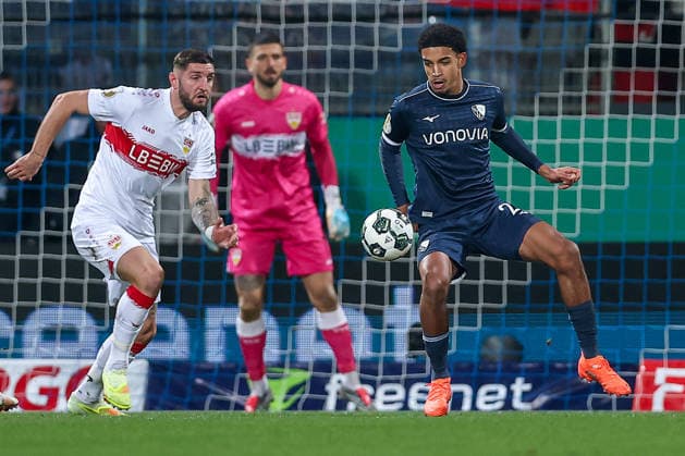 02 12 2025, Football, DFB Cup, , Season 2025 2026 Francis Onyeka VfL Bochum 21 in a duel against Jeff Chabot VfB Stuttgart 24 DFB regulations prohibit any use of photographs as image sequences and or quasi video North Rhine-Westphalia Germany