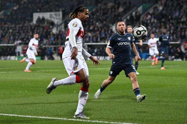 Lorenz Assignon VfB Stuttgart in action, on the ball, single action during the DFB Pokal match between VfL Bochum v VfB Stuttgart, Vovovia Ruhrstadion on December 03, 2025 in Bochum, Germany Photo by Ralf Treese DeFodi Images Lorenz Assignon VfB Stuttgart controls the ball during the DFB Pokal match between VfL Bochum v VfB Stuttgart at Vonovia Ruhrstadion on December 3, 2025 in Bochum, Germany Photo by Ralf Treese DeFodi Images Photo by Ralf Treese DeFodi Images