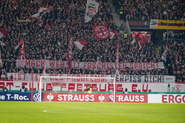 Germany Football DFB Pokal 2025 26, round of 16 SC Freiburg vs SV Darmstadt 98 Europa Park Stadion Freiburg SCF Fankurve, large protest banner against current Mack statements in the AfD context, political message, social debate, fan activism, critical fan scene, red flags, full curve, DFB Pokal, emotions, security, soccer culture, sporting event Freiburg im Breisgau Baden Württemberg Germany Copyright: xJOERANxSTEINSIEKx
