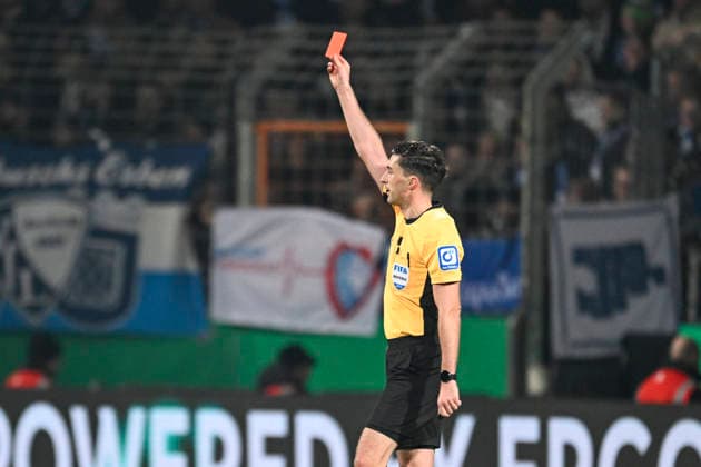 Florian Badstübner gibt Philipp Strompf (Bochum 3) Rot rote Karte 03.12.2025 Fussball VfL Bochum vs VfB Stuttgart, Vonovia Ruhrstadion, Bochum, DFB DFL REGULATIONS PROHIBIT ANY USE OF PHOTOGRAPHS AS IMAGE SEQUENCES AND OR QUASI-VIDEO Copyright: xpepphotox xHorstxMauelshagenx pep00321, pep_20251203_hm_224473