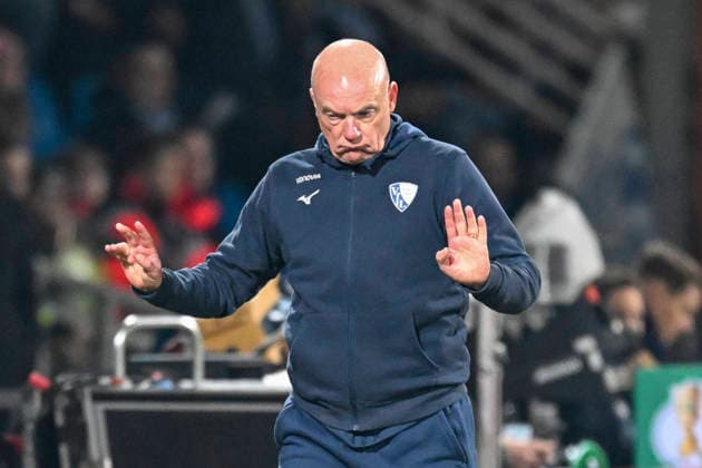 Uwe Rösler Roesler Bochum dissatisfied disappointed dejected frustrated, gestures gesticulated 03 12 2025 Soccer VfL Bochum vs VfB Stuttgart, Vonovia Ruhrstadion, Bochum, DFB DFL REGULATIONS PROHIBIT ANY USE OF PHOTOGRAPHS AS IMAGE SEQUENCES AND OR QUASI VIDEO Copyright: xpepphotox xHorstxMauelshagenx pep00321, pep_20251203_hm_224372