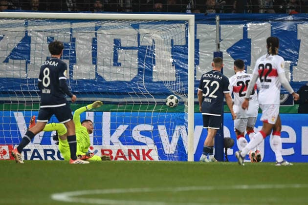 Bochum own goal to 0 1, Goal, Goalkeeper Timo HORN BO chanenlos, Football, DFB Pokal, Round of 16, VfL Bochum BO VfB Stuttgart S am 03 12 2025, Vonovia Ruhrstadion Bochum Germany DFL regulations prohibit any use of photographs as image sequences and or quasi video Â