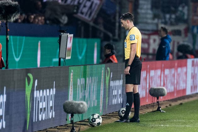 DFB Pokal, VfL Bochum VfB Stuttgart 03 12 2025 Referee Florian Badstübner on video evidence DFB Pokal Round of 16, VfL Bochum VfB Stuttgart, VONONVIA Ruhrstadion on 03 12 2025 DFB REGULATIONS PROHIBIT ANY USE OF PHOTOGRAPHS AS IMAGE SEQUENCES AND OR QUASI VIDEO Copyright: xBEAUTIFULxSPORTS Wunderlx