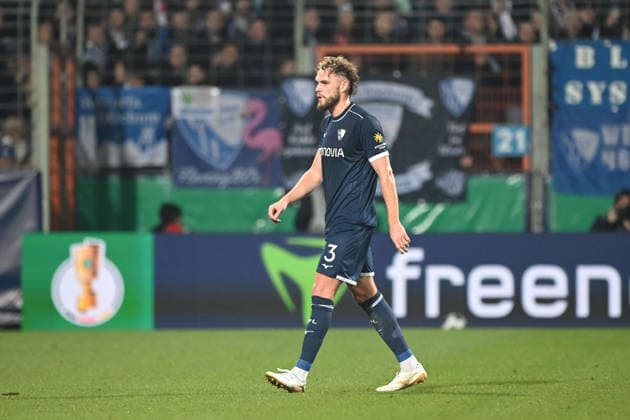 Phiilipp STROMPF BO goes off the pitch, red card, sending off, Football, DFB Pokal, Round of 16, VfL Bochum BO VfB Stuttgart S am 03 12 2025, Vonovia Ruhrstadion Bochum Germany DFL regulations prohibit any use of photographs as image sequences and or quasi video Â