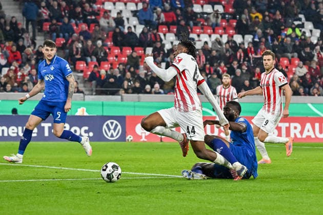 Patric Pfeiffer SV Darmstadt 98, 06 fouls Johan Manzambi SC Freiburg, 44 in the penalty area GER, SC Freiburg SV Darmstadt 98, Football, DFB Pokal, Round of 16, Season 2025 2026, 03 12 2025 DFB REGULATES PROHIBIT ANY USE OF PHOTOGRAPHS AS IMAGE SEQUENCES AND OR QUASI VIDEO GER, SC Freiburg SV Darmstadt 98, Football, DFB Pokal, Round of 16, Season 2025 2026, 03 12 2025 Freiburg Copyright: xEibner-Pressefoto ThomasxHessx EP_THS