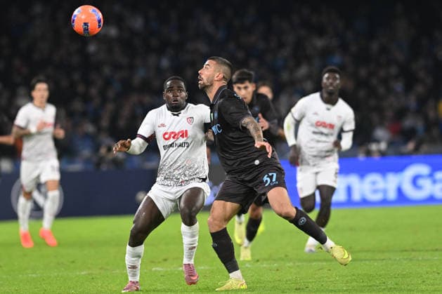 Zito Luvumbo of Cagliari Calcio in action Leonardo Spinazzola of SSC Napoli during the Coppa Italia Freccia Rossa match between SSC Napoli vs Cagliari Calcio at Diego Armando Maradona Stadium  Copyright: xAgostinoxGemito IPAxSportx xipa-agency.netx xx IPA_68694731 IPA_Agency_IPA68694731