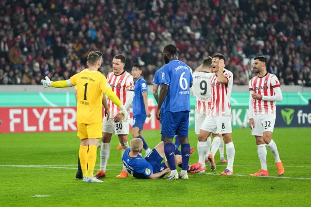 DFB Pokal SC Freiburg vs SV Darmstadt 98, 03 12 2025 Discussion with Harm Osmers Referee DFB Pokal SC Freiburg vs SV Darmstadt 98, Europa Park Stadion, 03 12 2025 DFB DFL REGULATIONS PROHIBIT ANY USE OF PHOTOGRAPHS AS IMAGE SEQUENCES AND OR QUASI VIDEO Copyright: xBEAUTIFULxSPORTS Boscox