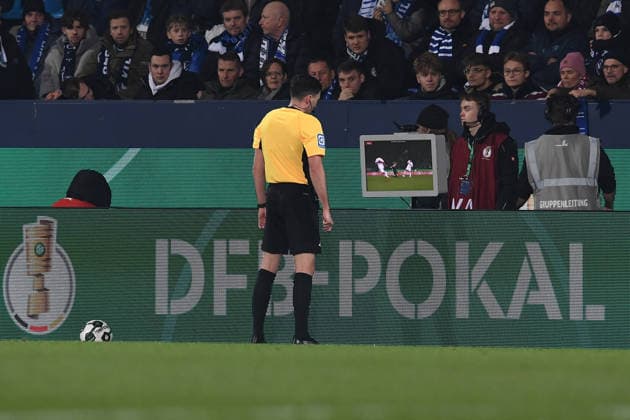 Soccer DFB Pokal Round of 16 VfL Bochum VfB Stuttgart on 03 12 2025 at Vonovia Ruhrstadion in Bochum Referee Florian Badstübner at VAR Video Assist Videobeweis DFB regulations prohibit any use of photographs as image sequences and or quasi video xRx