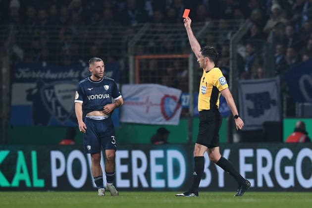 Soccer DFB Cup round of 16 VfL Bochum VfB Stuttgart on 03 12 2025 at Vonovia Ruhrstadion in Bochum Referee Florian Badstübner shows Philipp Strompf Bochum the red card DFB regulations prohibit any use of photographs as image sequences and or quasi video xRx