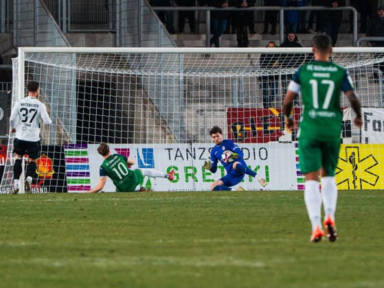 Julius Langfeld (FC Guetersloh, 10) verschiesst gegen Joshua Mross (SG Wattenscheid 09, 01) SG Wattenscheid 09 vs. FC Guetersloh, Fussball, Landespokal Westfalen, Viertelfinale, Saison 2025 2026, 03.12.2025 SG Wattenscheid 09 vs. FC Guetersloh, Fussball, Landespokal Westfalen, Viertelfinale, Saison 2025 2026, 03.12.2025 Wattenscheid Copyright: xEibner-Pressefoto DamianxKruczynx EP_DKI
