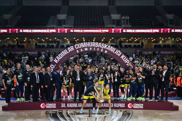 Fenerbahce Opet v Cimsa CBK Mersin - Turkish Women s Basketball Presidential Cup ANKARA, TURKIYE - DECEMBER 3: Players of Fenerbahce Opet celebrate with the winner s trophy at the end of the 30th Turkish Women s Basketball Presidential Cup match between Fenerbahce Opet and Cimsa CBK Mersin at Ankara Sports Hall in Ankara, Turkiye on December 3, 2025. Akin Celiktas Anadolu Ankara Turkey. Editorial use only. Please get in touch for any other usage.  Copyright: x2025xAnadoluxAkinxCeliktasx