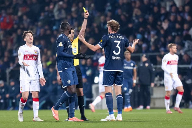 Florian Badstuebner shows yellow for Philipp Strompf VfL Bochum GER, VfL Bochum vs VfB Stuttgart, Football, DFB Pokal, Round of 16, Season 2025 2026, 03 12 2025 DFL REGULATES PROHIBIT ANY USE OF PHOTOGRAPHS AS IMAGE SEQUENCES AND OR QUASI VIDEO GER, VfL Bochum vs VfB Stuttgart, Football, DFB Pokal, Round of 16, Season 2025 2026, 03 12 2025 Bochum Copyright: xEibner-Pressefoto FrankxZeisingx EP_FZG