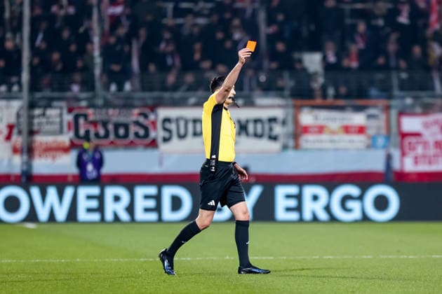 Florian Badstuebner shows red for Philipp Strompf VfL Bochum after video assist GER, VfL Bochum vs VfB Stuttgart, Football, DFB Pokal, Round of 16, Season 2025 2026, 03 12 2025 DFL REGULATES PROHIBIT ANY USE OF PHOTOGRAPHS AS IMAGE SEQUENCES AND OR QUASI VIDEO GER, VfL Bochum v. VfB Stuttgart, Football, DFB Pokal, Round of 16, Season 2025 2026, 03 12 2025 Bochum Copyright: xEibner-Pressefoto FrankxZeisingx EP_FZG