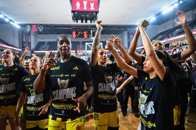 Fenerbahce Opet v Cimsa CBK Mersin - Turkish Women s Basketball Presidential Cup ANKARA, TURKIYE - DECEMBER 03: Players of Fenerbahce Opet celebrate championship title at the end of the 30th Turkish Women s Basketball Presidential Cup match between Fenerbahce Opet and Cimsa CBK Mersin at Ankara Sports Hall in Ankara, Turkiye on December 03, 2025. Akin Celiktas Anadolu Ankara Turkey. Editorial use only. Please get in touch for any other usage.  Copyright: x2025xAnadoluxAkinxCeliktasx