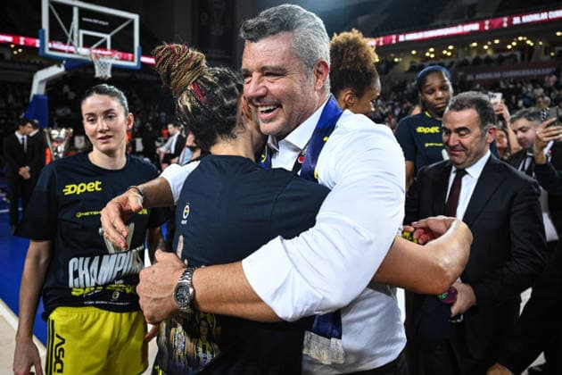 Fenerbahce Opet v Cimsa CBK Mersin - Turkish Women s Basketball Presidential Cup ANKARA, TURKIYE - DECEMBER 03: Fenerbahce President Sadettin Saran celebrates championship title at the end of the 30th Turkish Women s Basketball Presidential Cup match between Fenerbahce Opet and Cimsa CBK Mersin at Ankara Sports Hall in Ankara, Turkiye on December 03, 2025. Akin Celiktas Anadolu Ankara Turkey. Editorial use only. Please get in touch for any other usage.  Copyright: x2025xAnadoluxAkinxCeliktasx