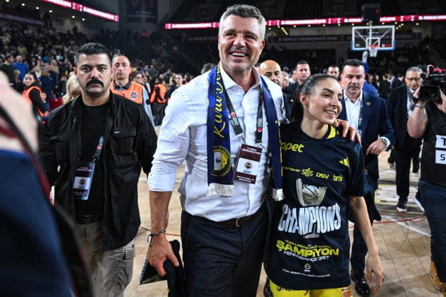 Fenerbahce Opet v Cimsa CBK Mersin - Turkish Women s Basketball Presidential Cup ANKARA, TURKIYE - DECEMBER 03: Fenerbahce President Sadettin Saran celebrates championship title at the end of the 30th Turkish Women s Basketball Presidential Cup match between Fenerbahce Opet and Cimsa CBK Mersin at Ankara Sports Hall in Ankara, Turkiye on December 03, 2025. Akin Celiktas Anadolu Ankara Turkey. Editorial use only. Please get in touch for any other usage.  Copyright: x2025xAnadoluxAkinxCeliktasx