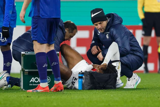 Junior Adamu SC Freiburg, 20 injured on the ground , Germany, Football, DFB Pokal, Round of 16, 2025 2026, SC Freiburg vs SV Darmstadt 98, 03 12 2025, Europa Park Stadion , Freiburg im Breisgau, Germany Freiburg im Breisgau Europa Park Stadion Baden Wuerttemberg Germany Copyright: xGrantxHubbsx
