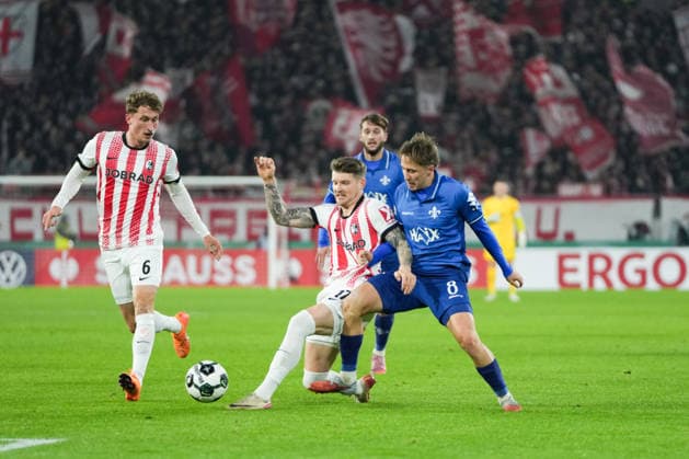 DFB-Pokal: SC Freiburg vs SV Darmstadt 98, 03.12.2025 Zweikampf zwischen Lukas Kübler (SC Freiburg, 17) und Luca Marseiler (SV Darmstadt 98, 8) DFB-Pokal: SC Freiburg vs SV Darmstadt 98, Europa-Park-Stadion, 03.12.2025 DFB DFL REGULATIONS PROHIBIT ANY USE OF PHOTOGRAPHS AS IMAGE SEQUENCES AND OR QUASI-VIDEO. Copyright: xBEAUTIFULxSPORTS Boscox