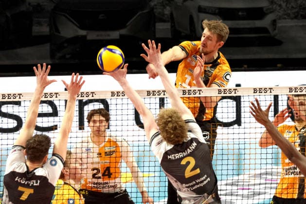 DEU, DVV, 1 VBL, BR Volleys vs Ludwigsburg, 03 12 2025, Max Schmeling Halle, Berlin, DEU, DVV, 1 VBL, BR Volleys vs Ludwigsburg, pictured Florian Krage Brewitz BR Volleys 12 , Koepfli, Ti Ludwigsburg 7 , Herrmann, Philipp Ludwigsburg 2 nordphotoxGmbHx xEngler nph00076