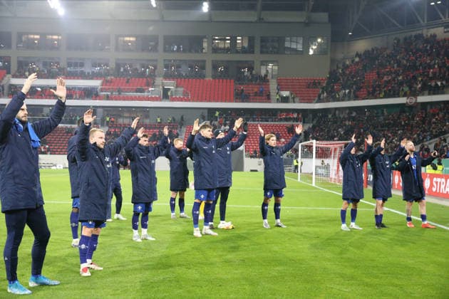 03 12 2025, xrekx, Fußball DFB Pokal 1 8 Finale, SC Freiburg SV Darmstadt 98 v l SV Darmstadt Mannschaft bedankkt sich dank sich an den Fans, the player thanks the fans for their support DFL DFB REGULATIONS PROHIBIT ANY USE OF PHOTOGRAPHS as IMAGE SEQUENCES and or QUASI VIDEO Freiburg