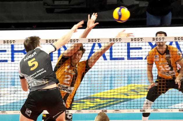 DEU, DVV, 1 VBL, BR Volleys vs Ludwigsburg, 03 12 2025, Max Schmeling Halle, Berlin, DEU, DVV, 1 VBL, BR Volleys vs Ludwigsburg, in the picture Matthew Knigge BR Volleys 2 , Huber, Jan Ludwigsburg 5 nordphotoxGmbHx xEngler nph00076