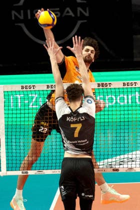 DEU, DVV, 1 VBL, BR Volleys vs Ludwigsburg, 03 12 2025, Max Schmeling Halle, Berlin, DEU, DVV, 1 VBL, BR Volleys vs Ludwigsburg, in the picture Jake Hanes BR Volleys 22 , Koepfli, Ti Ludwigsburg 7 nordphotoxGmbHx xEngler nph00076