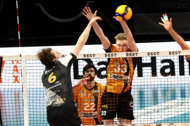 DEU, DVV, 1 VBL, BR Volleys vs Ludwigsburg, 03 12 2025, Max Schmeling Halle, Berlin, DEU, DVV, 1 VBL, BR Volleys vs Ludwigsburg, pictured Fedor Ivanov BR Volleys 33 Bonin, Ben Simon Ludwigsburg 6 nordphotoxGmbHx xEngler nph00076