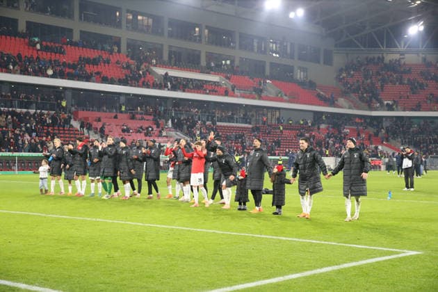 03 12 2025, xrekx, Fußball DFB Pokal 1 8 Finale, SC Freiburg SV Darmstadt 98 v l Freiburger Mannschaft Mannschaft, Spieler, jubeln nach Spielende, Team, Player, celebrate at the end of the match Fans ,Stimmung, Schals, Trikot, Fahne, Banner, Ultras, Zuschauer, Besucher, Choreo, Choreografie, atmosphere, spectators, Visitors DFL DFB REGULATIONS PROHIBIT ANY USE OF PHOTOGRAPHS as IMAGE SEQUENCES and or QUASI VIDEO Freiburg