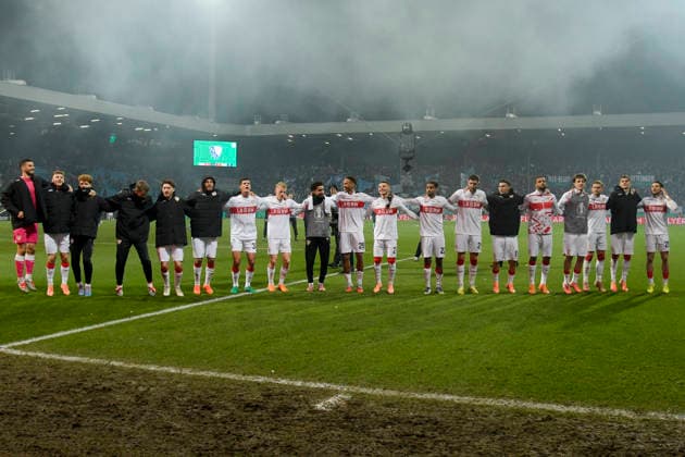 Final cheer Final cheer Emotion Joy of the team of Stuttgart 03 12 2025 Soccer VfL Bochum vs VfB Stuttgart, Vonovia Ruhrstadion, Bochum, DFB DFL REGULATIONS PROHIBIT ANY USE OF PHOTOGRAPHS AS IMAGE SEQUENCES AND OR QUASI VIDEO Copyright: xpepphotox xHorstxMauelshagenx pep00321, pep_20251203_hm_224748