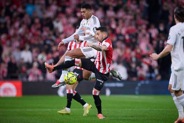 Athletic de Bilbao™s Alex Berenguer (r) and Real Madrid™s Jude Bellingham during La Liga match. December 03 ,2025. (20251203006)
