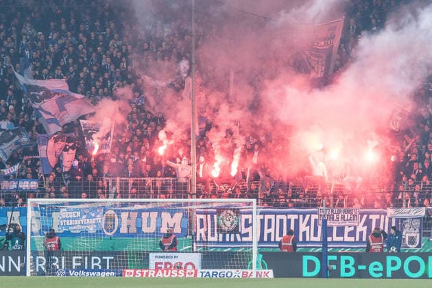 DFB Pokal, VfL Bochum VfB Stuttgart 03 12 2025 Bengalos burning in the VfL Bochum fans curve, Poyro DFB Pokal round of 16, VfL Bochum VfB Stuttgart, VONONVIA Ruhrstadion on 03 12 2025 DFB REGULATIONS PROHIBIT ANY USE OF PHOTOGRAPHS AS IMAGE SEQUENCES AND OR QUASI VIDEO Copyright: xBEAUTIFULxSPORTS Wunderlx