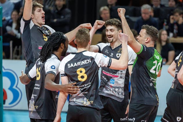 03 12 25, Berlin, Volleyball 1 Bundesliga, Maenner, 10 Spieltag, BR Volleys MTV Ludwigsburg, Max Schmeling Halle The team is happy about the point earned BR Volleys ASV Dachau