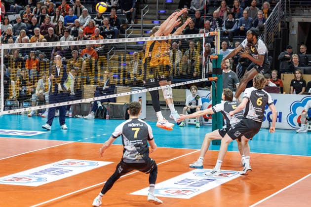 03 12 25, Berlin, Volleyball 1 Bundesliga, Men, Matchday 10, BR Volleys MTV Ludwigsburg, Max Schmeling Halle Florian Krage Brewitz BR Volleys and Ruben Schott BR Volleys block the ball BR Volleys ASV Dachau