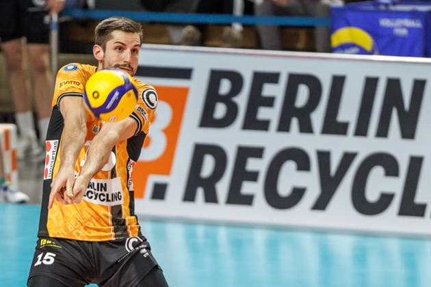 03 12 25, Berlin, Volleyball 1 Bundesliga, Men, 10 Matchday, BR Volleys MTV Ludwigsburg, Max Schmeling Halle Moritz Reichert BR Volleys takes the ball BR Volleys ASV Dachau