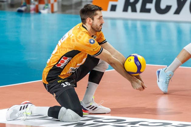 03 12 25, Berlin, Volleyball 1 Bundesliga, Men, 10 Matchday, BR Volleys MTV Ludwigsburg, Max Schmeling Halle Moritz Reichert BR Volleys takes the ball BR Volleys ASV Dachau