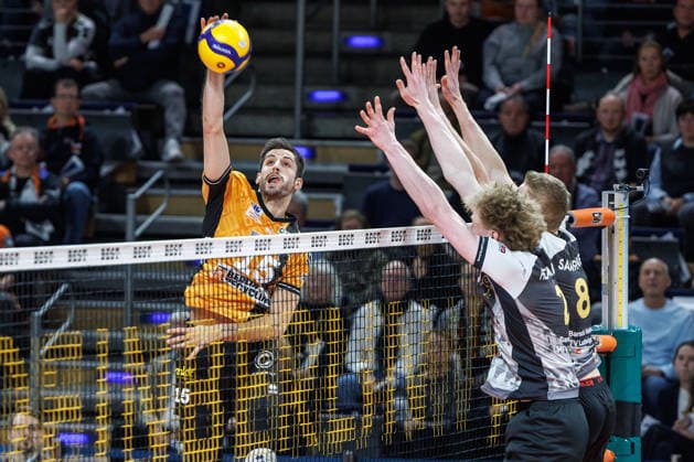 03 12 25, Berlin, Volleyball 1 Bundesliga, Men, 10 Matchday, BR Volleys MTV Ludwigsburg, Max Schmeling Halle Moritz Reichert BR Volleys plays the ball over the net BR Volleys ASV Dachau